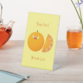 Vruchtrijke cartoon van oranje citrusvruchten reclamebord met voetstuk (Insitu)