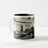 VS, Alabama, Monroeville. Thuis van schrijvers Tweekleurige Koffiemok (Voorkant links)