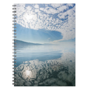 VS, Alaska, Freshwater Bay. Weerkaatsing in wolken Notitieboek