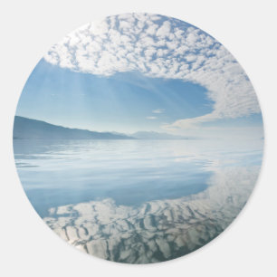 VS, Alaska, Freshwater Bay. Weerkaatsing in wolken Ronde Sticker