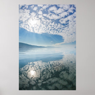 VS, Alaska, Freshwater Bay. Weerkaatsing van wolke Poster