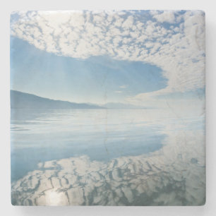 VS, Alaska, Freshwater Bay. Wolken weerspiegeld Stenen Onderzetter
