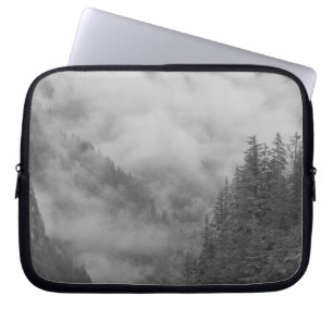 VS, Alaska, Juneau, Regenwoud bedekt fjorden in Laptop Sleeve