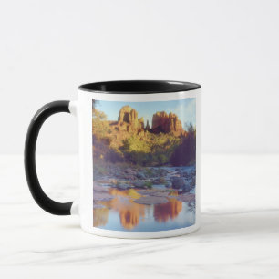 VS, Arizona, Sedona. Cathedral Rock weerspiegeld Mok