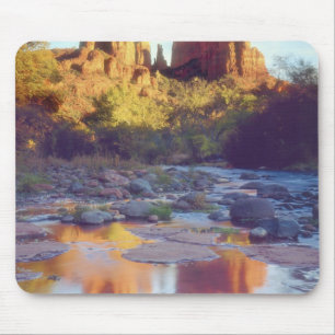 VS, Arizona, Sedona. Cathedral Rock weerspiegelend Muismat