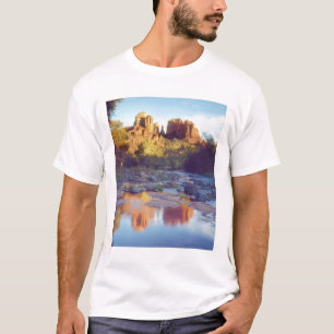 VS, Arizona, Sedona. Cathedral Rock weerspiegelend T-shirt