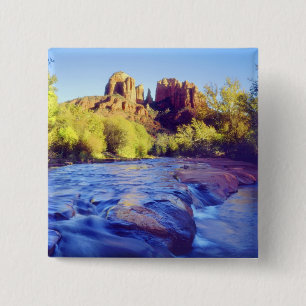 VS, Arizona, Sedona. Cathedral Rock weerspiegelend Vierkante Button 5,1 Cm
