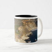 VS. Californië. Big Sur. Bixby Bridge Tweekleurige Koffiemok (Voorkant rechts)