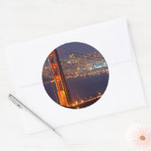 VS, Californië. Golden Gate Bridge 's nachts Ronde Sticker (Envelop)