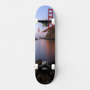 VS, Californië, San Francisco. Golden Gate Skateboard