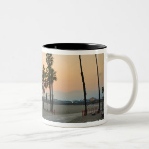 VS, Californië, Santa Monica Pier op zonsondergan Tweekleurige Koffiemok