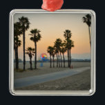 VS, Californië, Santa Monica Pier op zonsondergang Metalen Ornament<br><div class="desc">AssetID: 116362985 / {Gary Weathers} / Verenigde Staten van Amerika,  Californië,  Santa Monica Pier bij zonsondergang</div>