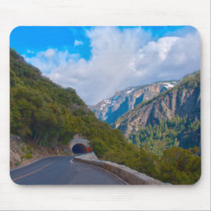 VS, Californië. Tunnel in de weg naar Yosemite Muismat