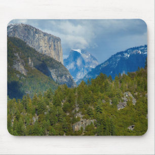 VS, Californië. Uitzicht op Half Dome in Yosemite Muismat