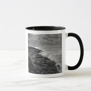 VS. Gesmolten lava stroomt bij zonsopgang de oceaa Mok