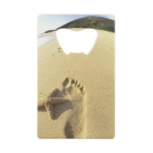 VS, Hawaï, Maui, Makena Beach, voetafdruk en Creditkaart Flessenopener