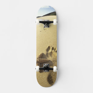 VS, Hawaï, Maui, Makena Beach, voetafdruk en Persoonlijk Skateboard