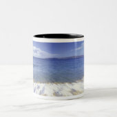 VS, Hawaii, Maui, Surf dat naar Makena komt Tweekleurige Koffiemok (Center)