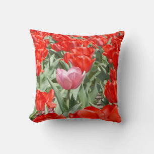 VS, Kansas, Rode tulpen met één roze tulp Kussen