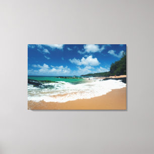 VS, Kauai, Hawaï. Een vrouw wandelt over de rotsen Canvas Afdruk