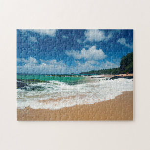 VS, Kauai, Hawaï. Een vrouw wandelt over de rotsen Legpuzzel