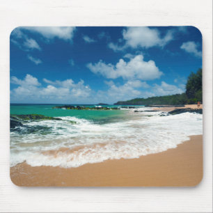 VS, Kauai, Hawaï. Een vrouw wandelt over de rotsen Muismat