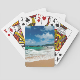 VS, Kauai, Hawaï. Een vrouw wandelt over de rotsen Pokerkaarten