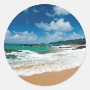 VS, Kauai, Hawaï. Een vrouw wandelt over de rotsen Ronde Sticker