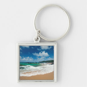 VS, Kauai, Hawaï. Een vrouw wandelt over de rotsen Sleutelhanger