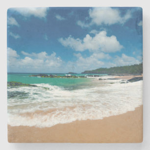 VS, Kauai, Hawaï. Een vrouw wandelt over de rotsen Stenen Onderzetter