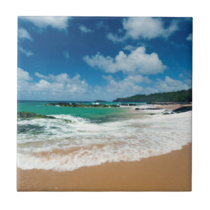 VS, Kauai, Hawaï. Een vrouw wandelt over de rotsen Tegeltje