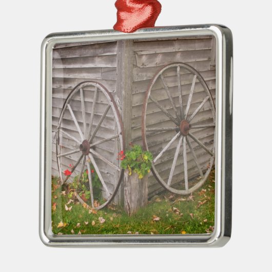VS, Main. Wagon Wheels Metalen Ornament (Links)