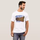 VS, Massachusetts, Acton. Weerspiegeling van herfs T-shirt (Voorkant volledig)
