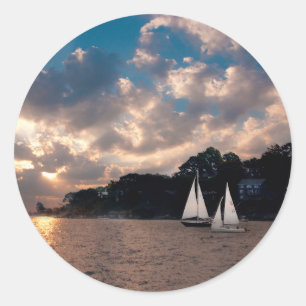 VS, Massachusetts. Zeilen bij zonsondergang Ronde Sticker