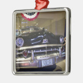 VS, Michigan, Dearborn: Het Henry Ford Museum, 2 Metalen Ornament (Links)