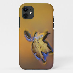 VS, Michigan, Esdoornblad drijft op water iPhone 11 Hoesje