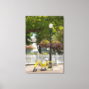 VS, Michigan, Mackinac Island. Gele fiets Canvas Afdruk