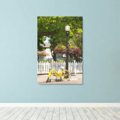VS, Michigan, Mackinac Island. Yellow Bike Canvas Afdruk (Insitu (Houten vloer))