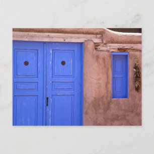 VS, New Mexico, Santa Fe. Uitzicht op blauwe deur Briefkaart