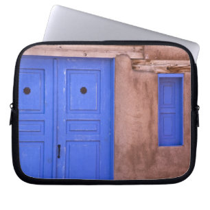 VS, New Mexico, Santa Fe. Uitzicht op blauwe deur Laptop Sleeve