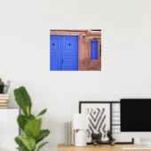 VS, New Mexico, Santa Fe. Uitzicht op blauwe deur Poster (Thuiskantoor)
