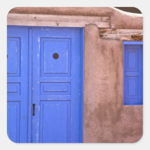 VS, New Mexico, Santa Fe. Uitzicht op blauwe deur Vierkante Sticker