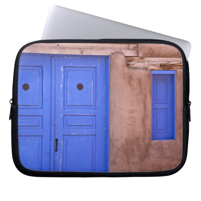 VS, New Mexico, Santa Fe. Uitzicht van een blauwe  Laptop Sleeve (Voorkant)