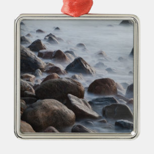 VS, New York, East Hampton. Oceaangolfslag bij Metalen Ornament