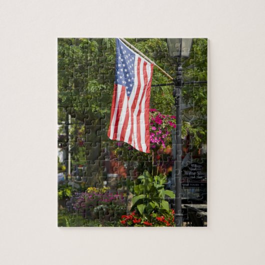 VS, New York, Lewiston. Amerikaanse vlag bevestigd Legpuzzel (Verticaal)