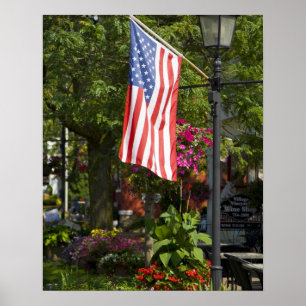 VS, New York, Lewiston. Amerikaanse vlag bevestigd Poster