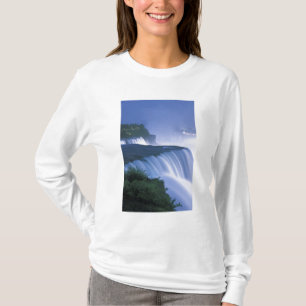 VS, New York, Niagara Falls. American Falls in T-shirt