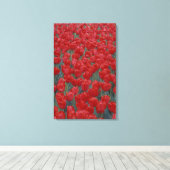 VS, Ohio, Cincinnati. Bed met rode tulpen Canvas Afdruk (Insitu (Houten vloer))