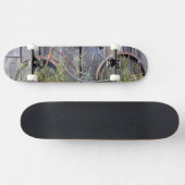 VS, Oregon, Bend. Een vervallen oude fiets Skateboard (Horizontaal)