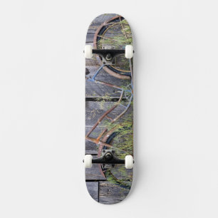 VS, Oregon, Bend. Een vervallen oude fiets Skateboard